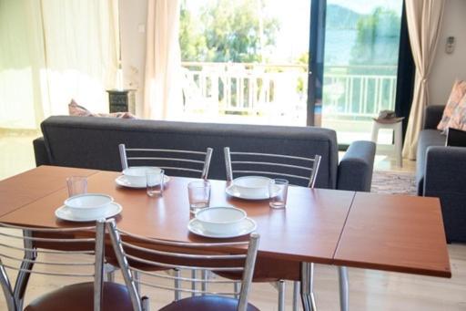 Lavish & Spacious Apt With Stunning Seaview, 10 Min Ath Airport Луца Экстерьер фото