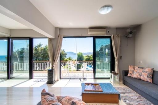 Lavish & Spacious Apt With Stunning Seaview, 10 Min Ath Airport Луца Экстерьер фото